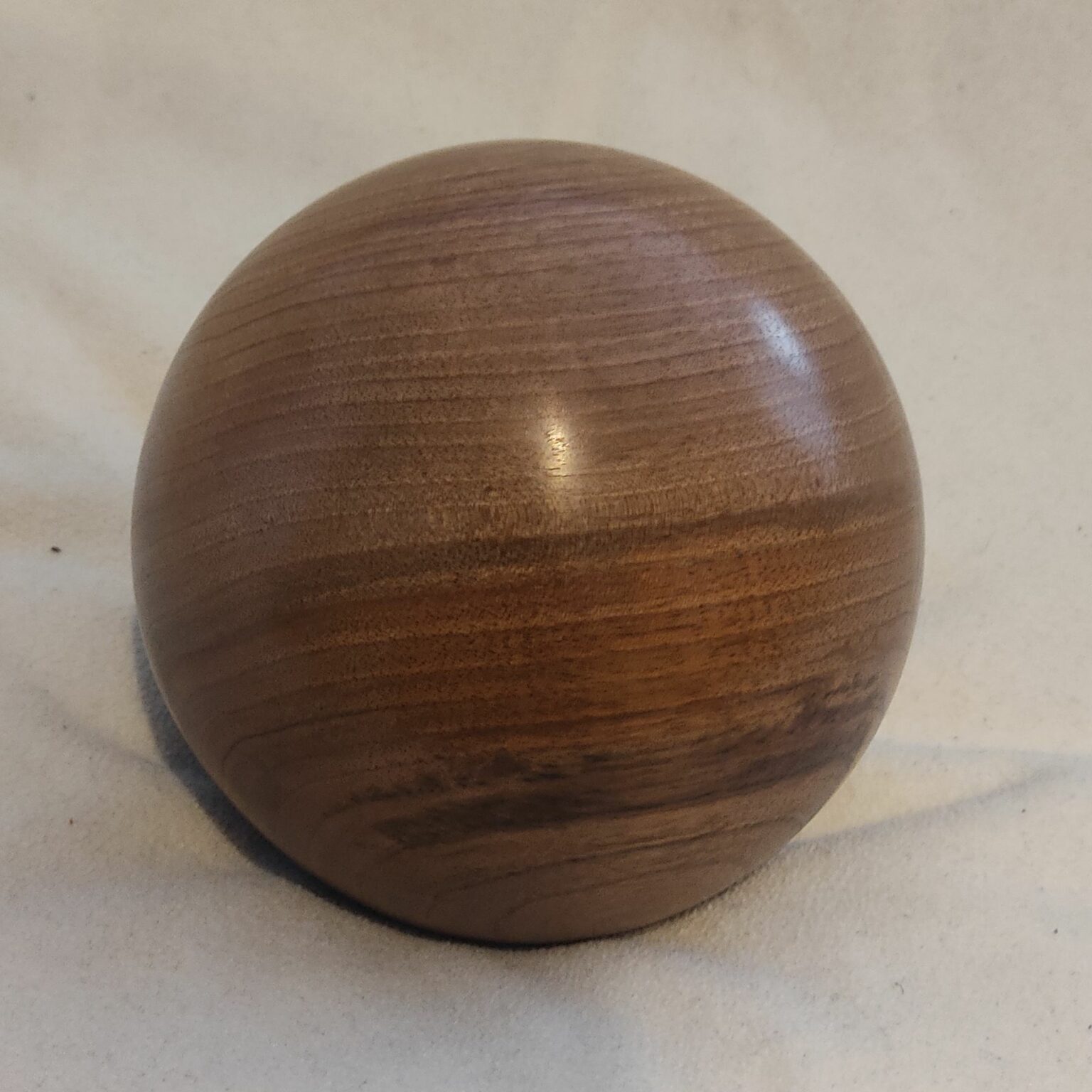 Kugel Tierurne aus Holz Nußbaum ca. 500ml