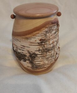 Tierurne aus Holz Birke mit Rinde