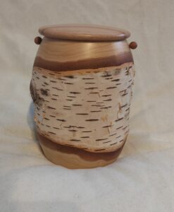 Tierurne aus Holz Birke mit Rinde