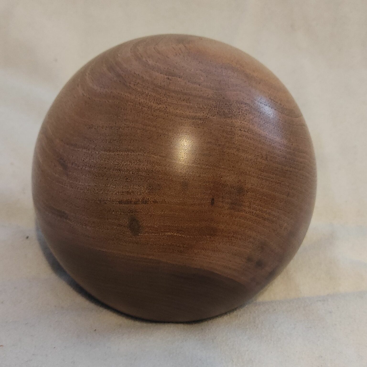 Kugel Tierurne aus Holz Nußbaum ca. 500ml