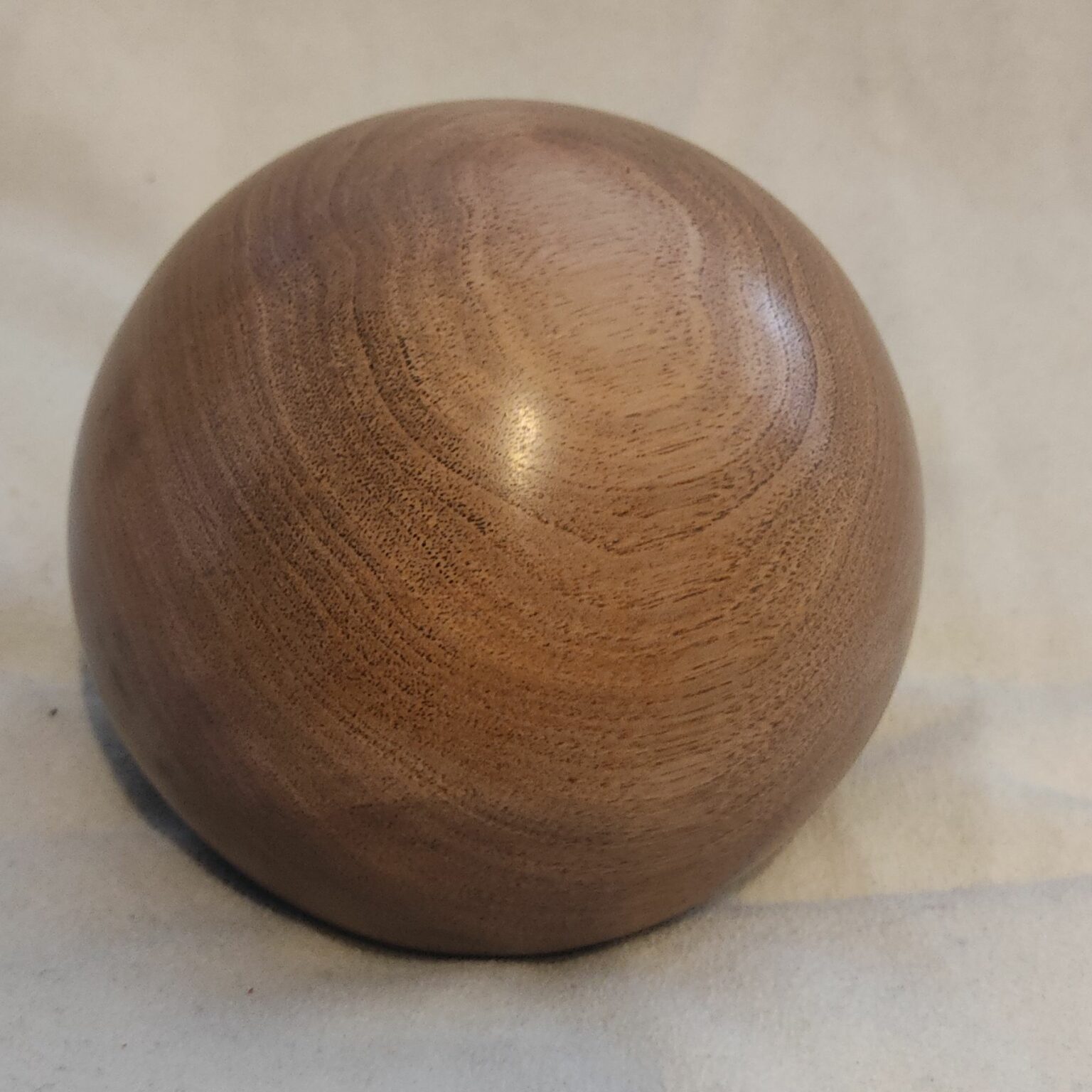 Kugel Tierurne aus Holz Nußbaum ca. 500ml