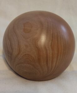 Kugel Tierurne aus Holz Nußbaum