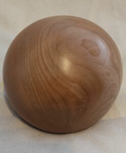 Kugel Tierurne aus Holz Nußbaum
